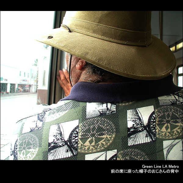Green Line LA Metro 前の席に座った帽子のおじさんの背中